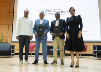 Rector del ITSC resalta impacto de tecnologías y redes sociales en Cumbre Internacional de Innovación Gubernamental y Estrategias Electorales