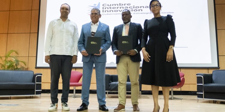 Rector del ITSC resalta impacto de tecnologías y redes sociales en Cumbre Internacional de Innovación Gubernamental y Estrategias Electorales