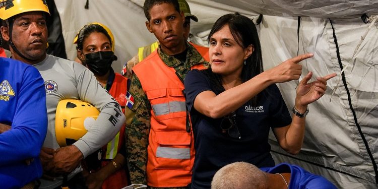 Altice entrega donaciones a equipos de socorro en San Cristóbal