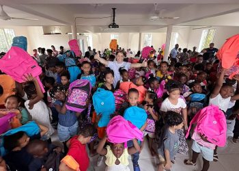 Fundación Dr. Milton Herrera sorprende a niños de Bayona con entrega de útiles escolares
