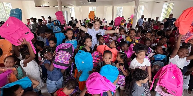 Fundación Dr. Milton Herrera sorprende a niños de Bayona con entrega de útiles escolares