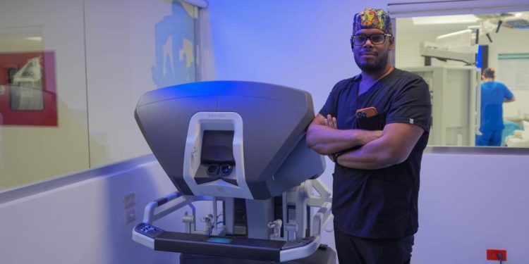 Dr. Constanzo Garrido realiza la primera cirugía bariátrica por robot en Santo Domingo