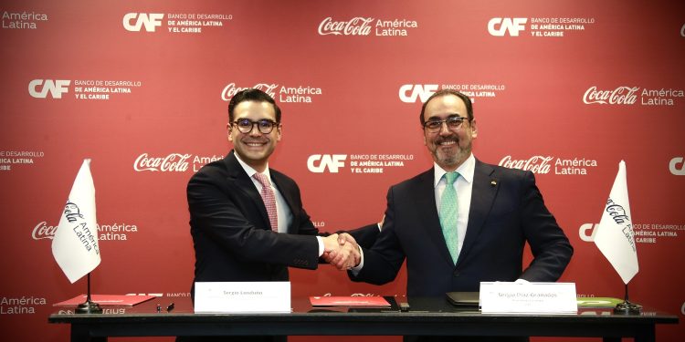 CAF y Coca-Cola América Latina firman acuerdo para impulsar el desarrollo sostenible en la región