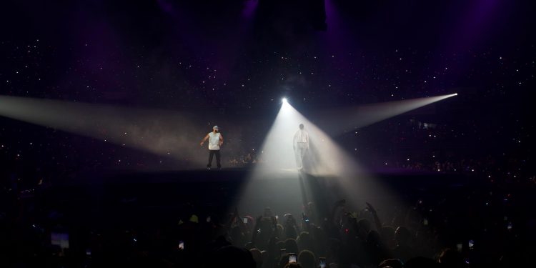 Eladio Carrión cierra con broche de oro su gira 2023, un apoyo masivo del público de República Dominicana