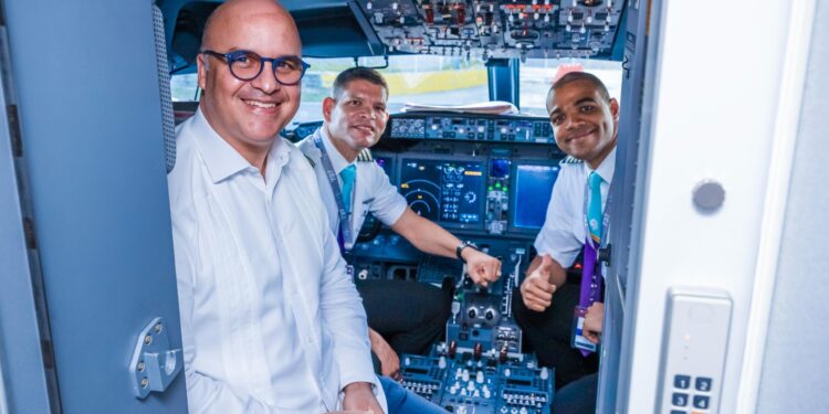 IDAC habilita dos pilotos dominicanos para volar los aviones boeing de Arajet