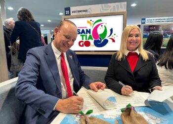 Alcaldía de Santiago y tours operadores firman acuerdo en FITUR  para llevar turistas al Carnaval de Santiago