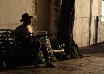 Brettón regresa con “Caso Perdido”, una declaración que marca el inicio de su segundo disco