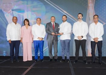 Productores de asfalto reconoce al doctor Leonardo Aguilera por su apoyo al desarrollo del sector