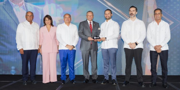 Productores de asfalto reconoce al doctor Leonardo Aguilera por su apoyo al desarrollo del sector