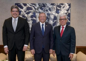 Leonardo Aguilera recibe visita de ejecutivos de la Asociación Cibao