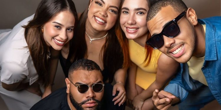 Jóvenes se unen en “Corito Académico”, un podcast que celebra la vida universitaria dominicana