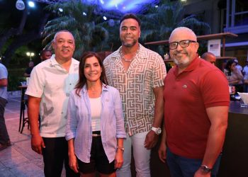 La Embajadora de los Estados Unidos celebra Super Bowl con un evento de proyección en su residencia