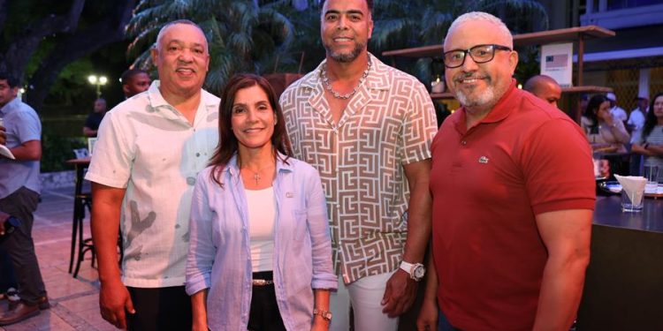 La Embajadora de los Estados Unidos celebra Super Bowl con un evento de proyección en su residencia