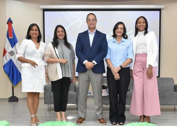 Encuentros Interactivos y la UCSD realizan el panel “Comunicación en tiempos de desinformación: liderazgo, ética y compromiso con la verdad”