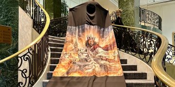 Massiel Taveras impacta en Cannes con traje de Oscar de la Renta y capa bíblica “Rey de Justicia”