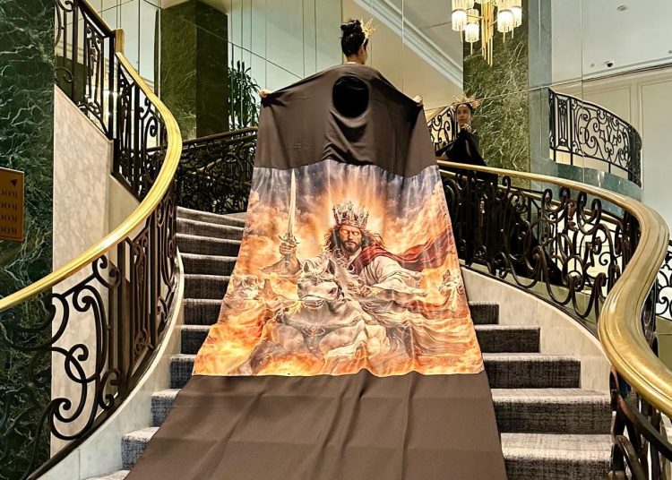 Massiel Taveras impacta en Cannes con traje de Oscar de la Renta y capa bíblica “Rey de Justicia”