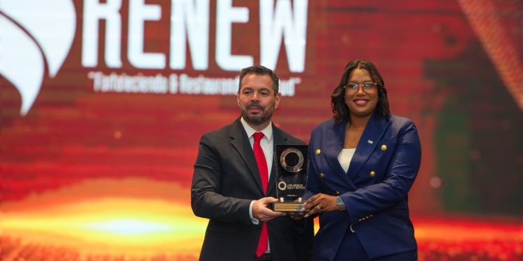Renew celebra nueve años de excelencia y es reconocida como Empresa Caribeña del Año 2026