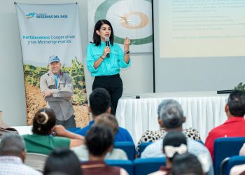 Fundación Reservas del País ofrece conferencia a microempresarios de Pedernales