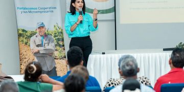 Fundación Reservas del País ofrece conferencia a microempresarios de Pedernales
