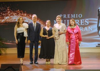 Jatnna Tavárez recibe máximo galardón del Premio Mujeres que Inspiran