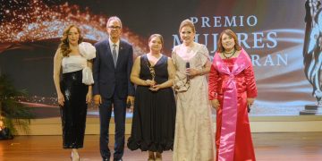 Jatnna Tavárez recibe máximo galardón del Premio Mujeres que Inspiran