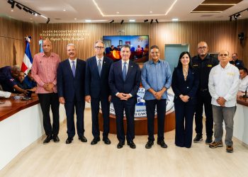 Banco Popular entrega al COE renovado Salón Político/Comunicaciones