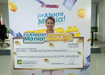Cooperativa Mamoncito entrega RD$1 millón a la ganadora de la promoción “La Ahorromanía”