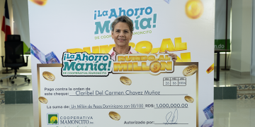 Cooperativa Mamoncito entrega RD$1 millón a la ganadora de la promoción “La Ahorromanía”