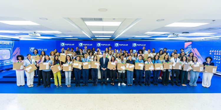 Banco Popular otorga becas a 61 estudiantes meritorios de escasos recursos