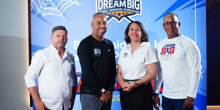 Altice regala una tarde de cine a jovenes de la Fundación Dream Big