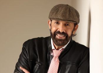 Juan Luis Guerra se acompaña del coro “Más que Vencedores” y nos regala el “Canto a la Patria”
